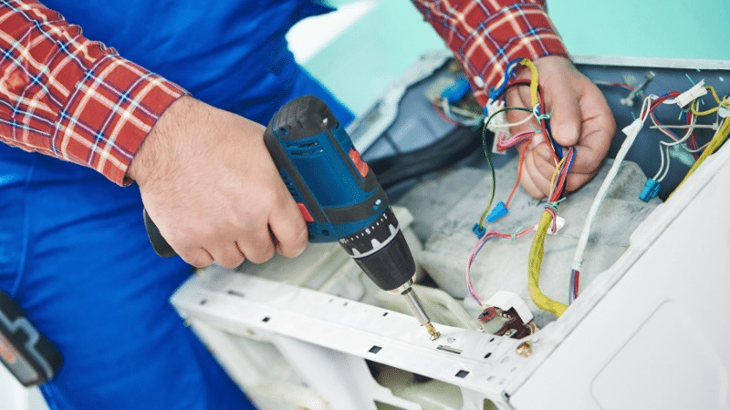 İzmit Hotpoint Hotpoint çamaşır makinesi kart tamiri – Su almama arızası orijinal parça ile giderildi. - Teknik servis örneği